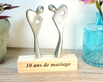 Escultura de peltre personalizable de una pareja para su décimo aniversario de bodas.