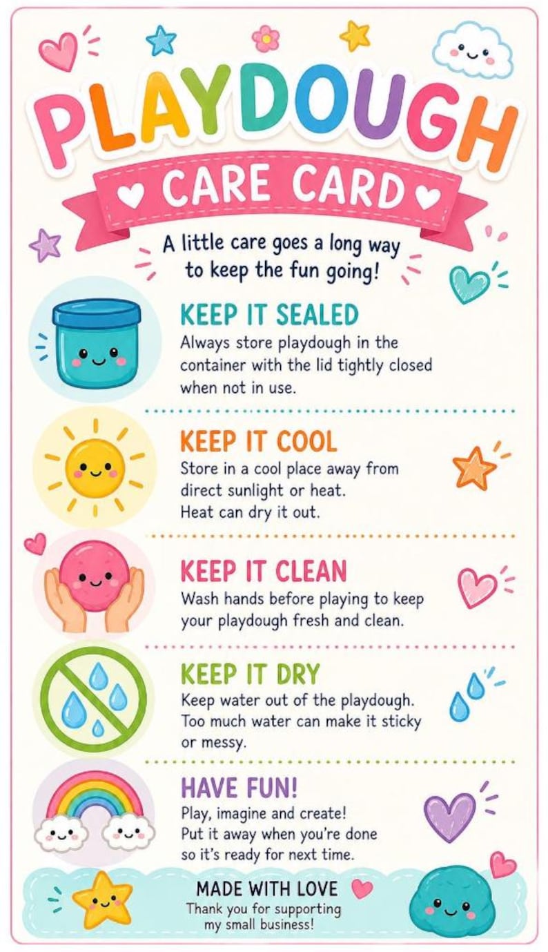K&ouml;nnte beinhalten: Eine rechteckige Pflegeanleitung f&uuml;r Knete mit bunten Illustrationen von Beh&auml;lter, Sonne, H&auml;nden, Regenbogen und Sternen. Der Text enth&auml;lt Anweisungen: Keep It Sealed, Keep It Cool, Keep It Clean, Keep It Dry, Have Fun und endet mit Made With Love.