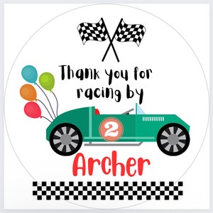 K&ouml;nnte beinhalten: Ein runder Aufkleber mit einem gr&uuml;nen Rennwagen mit der Nummer 2, drei bunten Luftballons und zwei gekreuzten Zielflaggen. Der Text lautet Thank you for racing by und Archer. Ein schwarz-wei&szlig;es Schachbrettmuster bildet den unteren Rand.