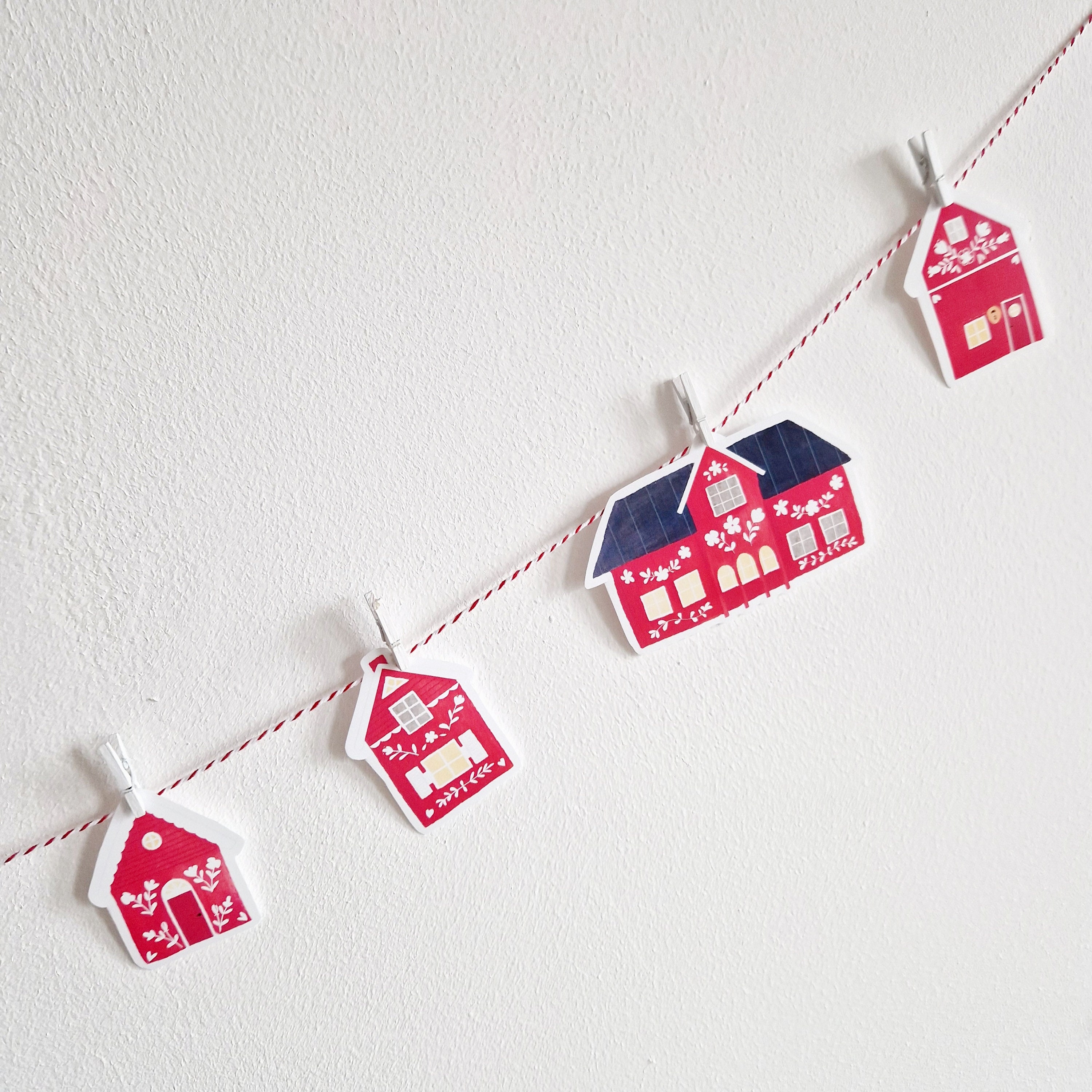 Printable Christmas Garland - Decorate your home with this printable garland made of cute Hygge Homes - Turn them into ornaments if you like