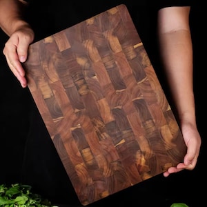 Acacia wood cutting board – 34x24 cm – Thick (2.5 cm) – Food-safe varnish finish – Sustainable serving & kitchen board