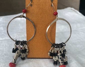 Boucles d’oreilles Big Bold fabriquées à la main avec des pendaisons noirs, rouges et tachetés sur des cercles d’argent