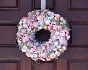 Couronne BarbieCore 30,5 cm, répliques de fleurs de cerisier roses, marguerites séchées, mousse espagnole, décoration de maison de rêve, article d'appoint unique