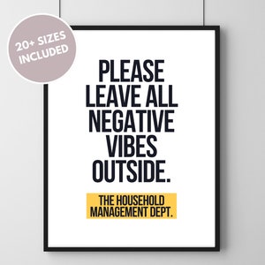 Può includere: Un poster stampabile in bianco e nero con il testo "PLEASE LEAVE ALL NEGATIVE VIBES OUTSIDE." e "THE HOUSEHOLD MANAGEMENT DEPT." in un rettangolo giallo.