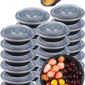 Puede incluir: Un conjunto de 12 cuencos desechables de plástico negro con tapas transparentes. Los cuencos están apilados en forma de pirámide. El cuenco superior está lleno de fruta fresca, incluyendo fresas, cerezas y tomates amarillos.