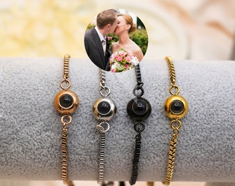 Peut inclure: Trois bracelets en acier inoxydable avec un charme œil noir. Les bracelets sont dorés, argentés et noirs. Le charme œil est un petit cercle noir avec un anneau argenté autour.