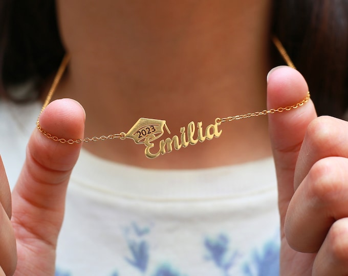 Personalized Graduation Name Necklace, Custom Bachelor Cap Necklace, Gift for Her, Graduation Jewelry Gift, Memorial Charm for Best Friend