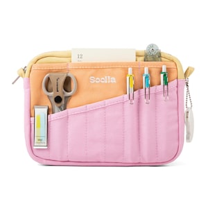 Könnte beinhalten: Mehrfach unterteilte Federtasche in Rosa-, Orange- und Gelbtönen. Die Tasche hat einen Reißverschluss und enthält eine Schere, Stifte und einen kleinen Notizblock. Das Wort "Sooila" ist auf der Vorderseite aufgedruckt.