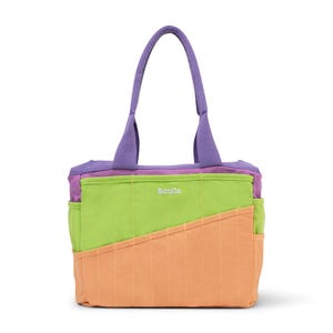 Puede incluir: Un bolso tote colorido con asa y detalles morados, paneles verdes y naranjas, y la palabra "Scoolla" impresa en la parte delantera. El bolso tiene dos bolsillos laterales y un diseño estructurado.