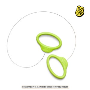 Puede incluir: Un cortador de arcilla Mudtools verde lima con un alambre y dos asas ovaladas. Las asas tienen el logotipo de Mudtools. La imagen también incluye un signo de la paz amarillo y el texto "SOOLLA SE ENORGULLECE DE SER UN REVENDEDOR AUTORIZADO DE PRODUCTOS MUDTOOLS."