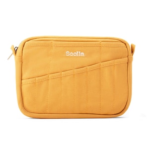 Könnte beinhalten: Senffarbene rechteckige Umhängetasche mit Reißverschluss. Die Tasche hat ein gestepptes Design und eine Vordertasche. Der Markenname "Sooila" ist auf der Vorderseite gestickt.