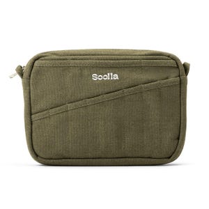 Peut inclure: Sac rectangulaire vert olive avec fermeture éclair et poche diagonale. Le mot "Sooila" est brodé en blanc. Le sac est fait d'un tissu texturé.