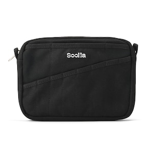 Op de afbeelding: Zwarte crossbodytas met de merknaam "Sooila" in het wit. De tas heeft een rechthoekige vorm met een ritssluiting en een diagonaal gestikt ontwerp over de voorkant. De tas is gemaakt van een duurzame, getextureerde stof.