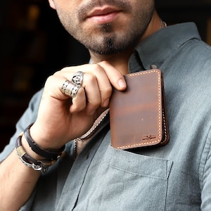Billetera de cuero personalizada para hombre / Billetera delgada personalizada con bolsillo frontal / Tarjetero grabado a mano / Regalo de Navidad para él / Billetera plegable