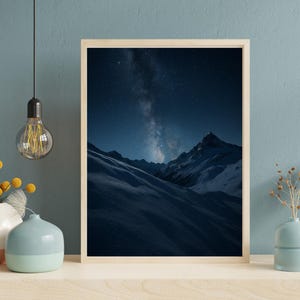 Milchstraße über schneebedeckte Berge Wohnkultur | Nachthimmel Galaxie Printable | Winter Landschaft Wand Kunst | Sternenklare Nacht Poster Download