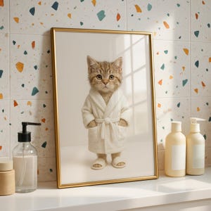 Arte de pared imprimible de gato divertido para el baño: adorable gatito en bata y pantuflas / Retrato divertido de gato de spa / Póster digital de animales para descargar