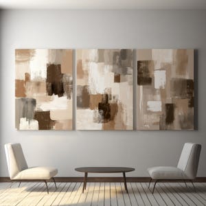 Könnte beinhalten: Ein Triptychon aus abstrakten Kunstpaneelen in Braun-, Beige- und Weißtönen. Das Kunstwerk zeigt rechteckige Formen im Pinselstrichstil. Zwei weiße Stühle und ein dunkelbrauner Tisch befinden sich vor dem Kunstwerk.