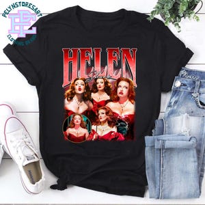 Könnte beinhalten: Schwarzes T-Shirt mit einem Grafikdruck einer Frau in einem roten Kleid und dem Text "HELEN Sharp" in einem roten und weißen Vintage-Stil. Das Design enthält mehrere Bilder der Frau. Das Shirt wird mit blauen Jeans und weißen Turnschuhen präsentiert.