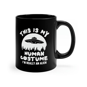 Este es mi disfraz humano, en realidad soy un extraterrestre, taza negra de 11 oz, taza divertida de extraterrestre, taza del espacio exterior, taza divertida de ovni imagen 2