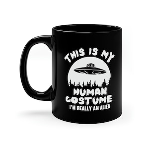 Este es mi disfraz humano, en realidad soy un extraterrestre, taza negra de 11 oz, taza divertida de extraterrestre, taza del espacio exterior, taza divertida de ovni imagen 1