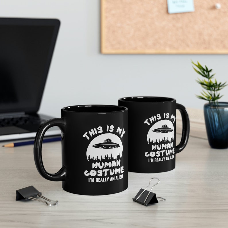 Este es mi disfraz humano, en realidad soy un extraterrestre, taza negra de 11 oz, taza divertida de extraterrestre, taza del espacio exterior, taza divertida de ovni imagen 4