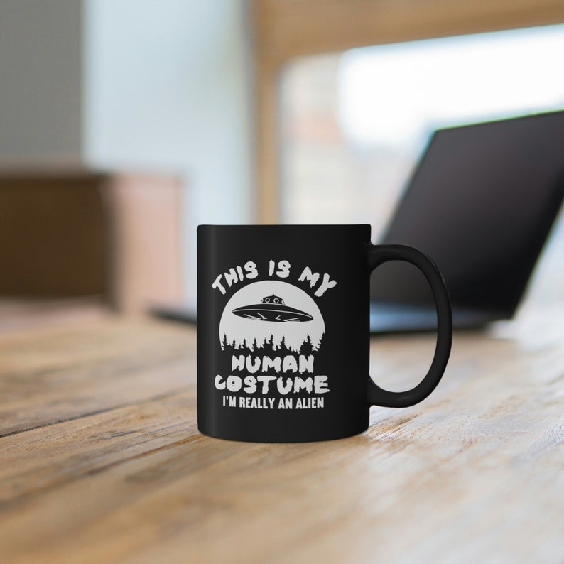 Este es mi disfraz humano, en realidad soy un extraterrestre, taza negra de 11 oz, taza divertida de extraterrestre, taza del espacio exterior, taza divertida de ovni imagen 5