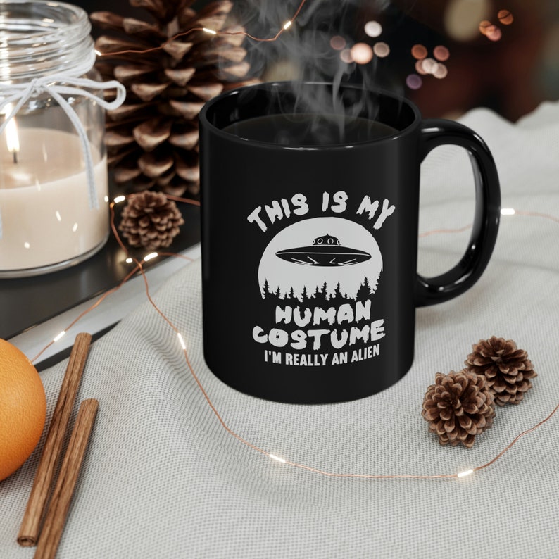 Este es mi disfraz humano, en realidad soy un extraterrestre, taza negra de 11 oz, taza divertida de extraterrestre, taza del espacio exterior, taza divertida de ovni imagen 3