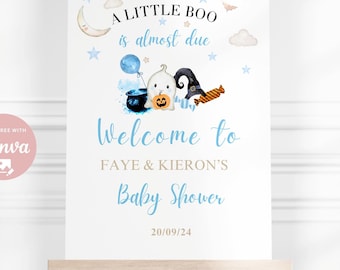 Puede incluir: Un cartel blanco con texto azul y marrón anunciando un baby shower para Faye & Kieron. El cartel presenta un fantasma de dibujos animados y un pingüino con un sombrero de bruja, sosteniendo una calabaza y caramelos. El texto dice "A little boo is almost due. Welcome to Faye & Kieron's Baby Shower 20/09/24".