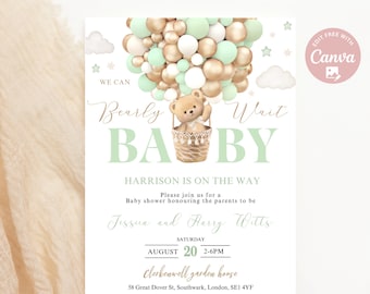Puede incluir: Una invitación de baby shower verde y dorada con un osito de peluche en un globo aerostático. La invitación dice "Bearly Wait Baby" e incluye el texto "Harrison is on the way".