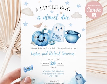 Op de afbeelding: Een blauwe en witte babyshower-uitnodiging met een spook, een pompoen en een ketel. De tekst luidt "A Little Boo is almost due" en bevat de datum en tijd van het evenement.