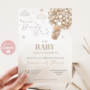 Puede incluir: Una invitación a una baby shower con un fondo beige y un osito de peluche en un globo aerostático hecho de globos dorados y blancos. El texto dice "We can Bearly Wait for Baby Amelia to Arrive. Please Join us for a Baby Shower honouring Jessica and Thomas. Saturday 12th Feb 2-6 PM. 58-59 Princes Avenue, Woodford IG8 8ED. Please RSVP to Julie at 07944738261."