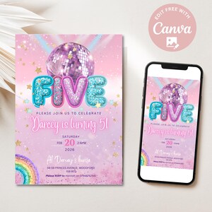 Op de afbeelding: Een roze verjaardagsuitnodiging met een discobal en het woord "FIVE" in turquoise en paars. De uitnodiging luidt "Darcey wordt 51" en bevat evenementdetails.