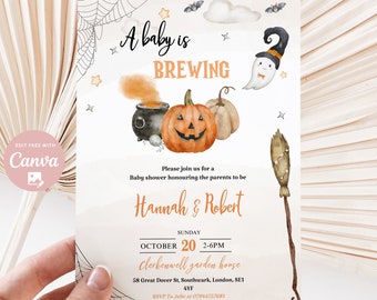 Könnte beinhalten: Eine Babyparty-Einladung im Halloween-Stil mit einem Kürbis, einem Kessel und einem Geist. Der Text lautet "A baby is BREWING" und enthält die Namen "Hannah & Robert".