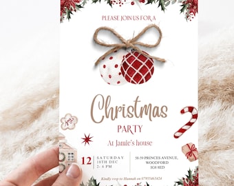 Puede incluir: Una invitación a una fiesta de Navidad con un adorno rojo y blanco, un bastón de caramelo, una casa de jengibre y una estrella. La invitación dice "Por favor, únase a nosotros para una fiesta de Navidad en la casa de Jamie" e incluye la fecha, la hora y la dirección.