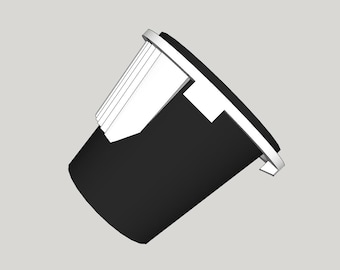 Peut inclure: Un porte-filtre à café noir avec un filtre en papier blanc à l'intérieur. Le porte-filtre est en plastique et possède un couvercle.