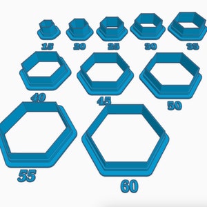 Può includere: Set di 10 tagliabiscotti esagonali in plastica blu di dimensioni 15, 20, 25, 30, 35, 40, 45, 50, 55 e 60.