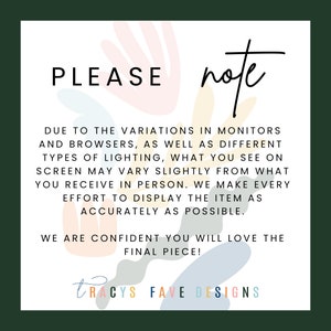 Puede incluir: Gr&aacute;fico cuadrado blanco con las palabras "PLEASE note" en negro. El texto a continuaci&oacute;n explica que los colores pueden variar debido a la configuraci&oacute;n del monitor y la iluminaci&oacute;n. La parte inferior del gr&aacute;fico tiene el texto "TRACYS FAVE DESIGNS".