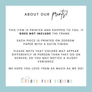 Puede incluir: Fondo azul claro con texto blanco que dice "ABOUT OUR prints!". El texto describe las impresiones, el tipo de papel y las variaciones de color. El texto "TRACYS FAVE DESIGNS" est&aacute; en la parte inferior.