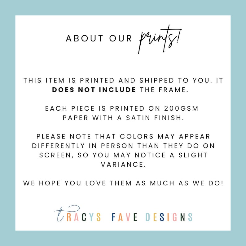 Puede incluir: Fondo azul claro con texto blanco que dice "ABOUT OUR prints!". El texto describe las impresiones, el tipo de papel y las variaciones de color. El texto "TRACYS FAVE DESIGNS" est&aacute; en la parte inferior.