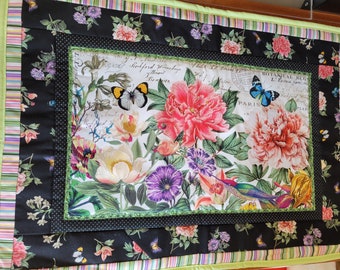 Floral gesteppter Tablet-Topper: 100% Baumwolle