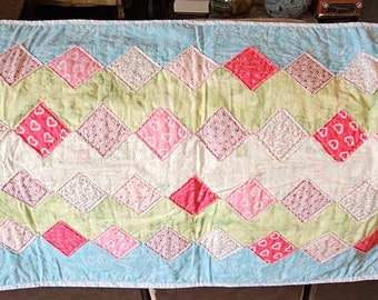 Frühlings-Tischläufer: Rustikale Applikation, Pastell-Diamanten (41x20)