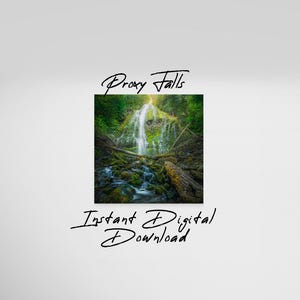 Può includere: Una fotografia di Proxy Falls, una cascata che scende su rocce ricoperte di muschio in una lussureggiante foresta verde. L'acqua è limpida e scintillante, e la luce del sole filtra tra gli alberi, creando un'atmosfera magica.