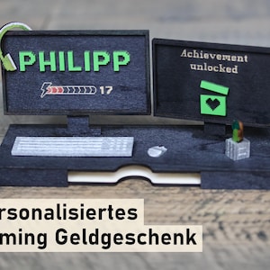 Könnte beinhalten: Ein schwarzer Gaming-Schreibtisch-Aufsteller aus Holz mit zwei Monitoren, einer Tastatur und einer Maus. Der linke Monitor zeigt den Namen PHILIPP in grünem Pixel-Text mit Ladebalken und der Zahl 17. Der rechte Monitor zeigt Achievement unlocked.
