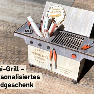 Mini-Grill aus Holz – personalisiertes Geldgeschenk I Handgefertigter Holzgrill mit Gravur, Geschenkidee für Grillfans, Vatertag, Männer