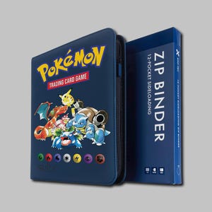 Può includere: Un raccoglitore con cerniera blu scuro per il gioco di carte collezionabili Pokémon. La copertina presenta il logo Pokémon, illustrazioni di Pikachu, Charizard e Blastoise e sei simboli di energia. È inclusa anche la scatola.