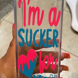 Mudança de cor, Sucker for Love, rosa e roxo, caixa de leite