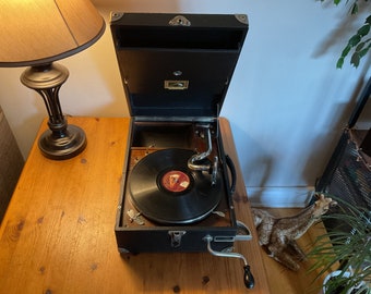 Rare  His Master’s voice Portable crank phonograph, Gramophone with crank HMV