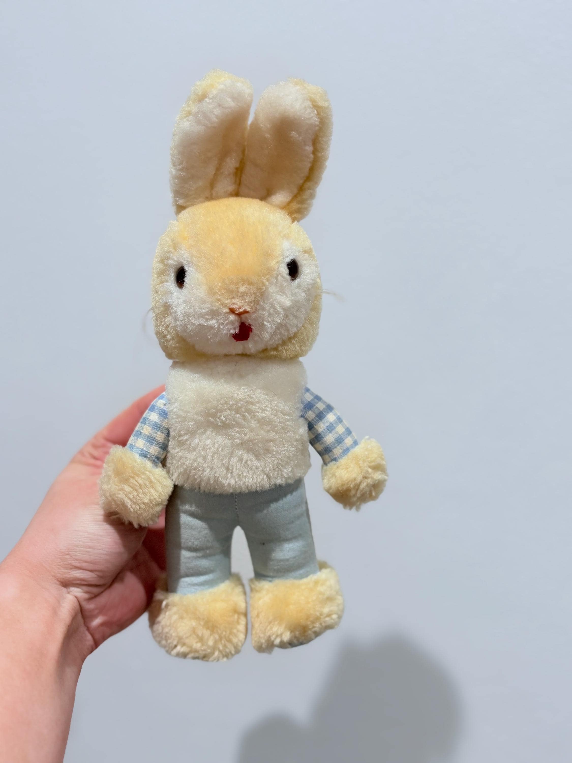 1960年代のヴィンテージイエローのぬいぐるみウサギ - 青い