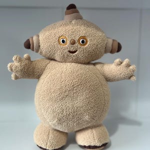 Hasbro Talking Sounds Makka Pakka Soft Plush Toy in the Night