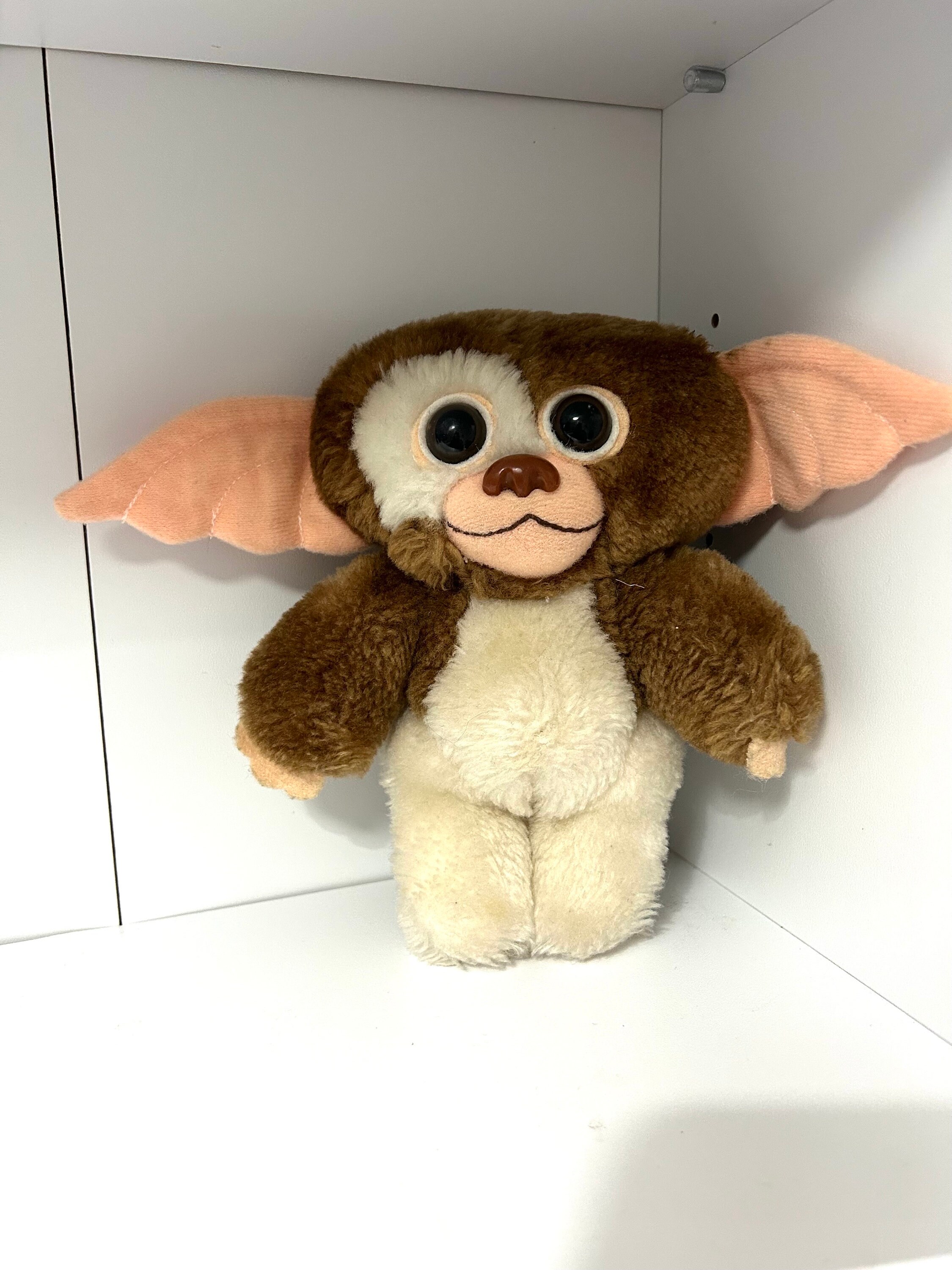 Peluche Gremlins Gizmo NECA - jouets rétro jeux de société figurines et  objets vintage